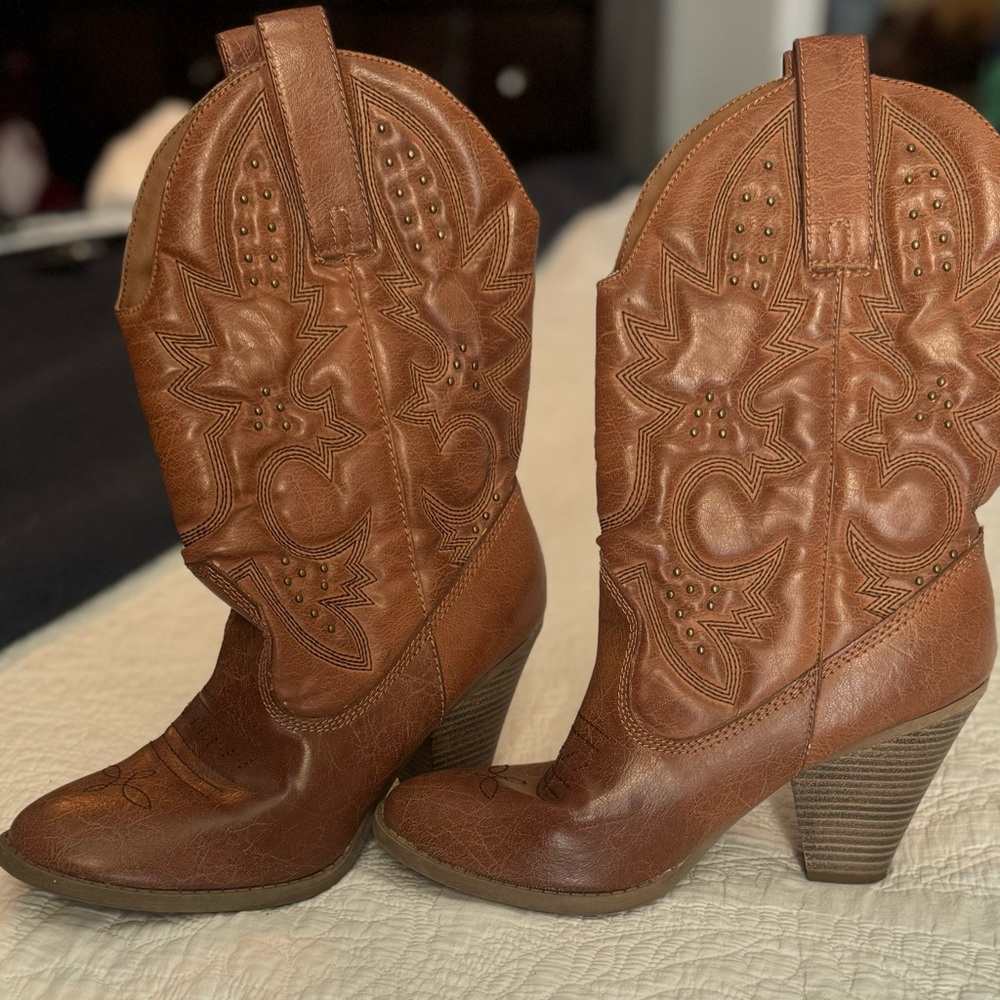 Women’s Cowboy boots, size 8.5. Worn once.